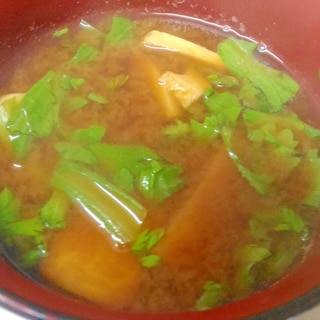 高野豆腐と菊菜の赤だし味噌汁